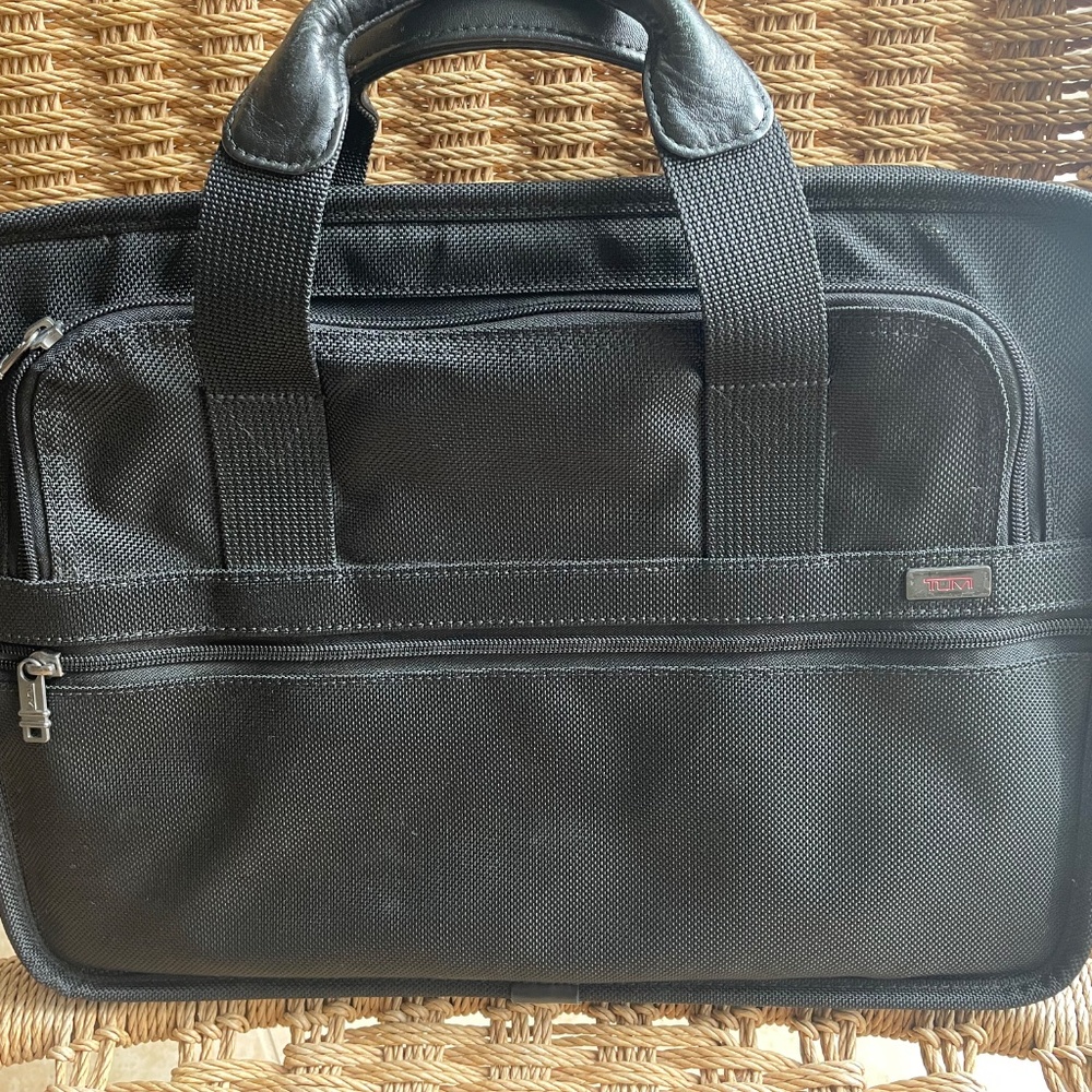 Like New Professional, Functional, Classic Tumi L… - image 2